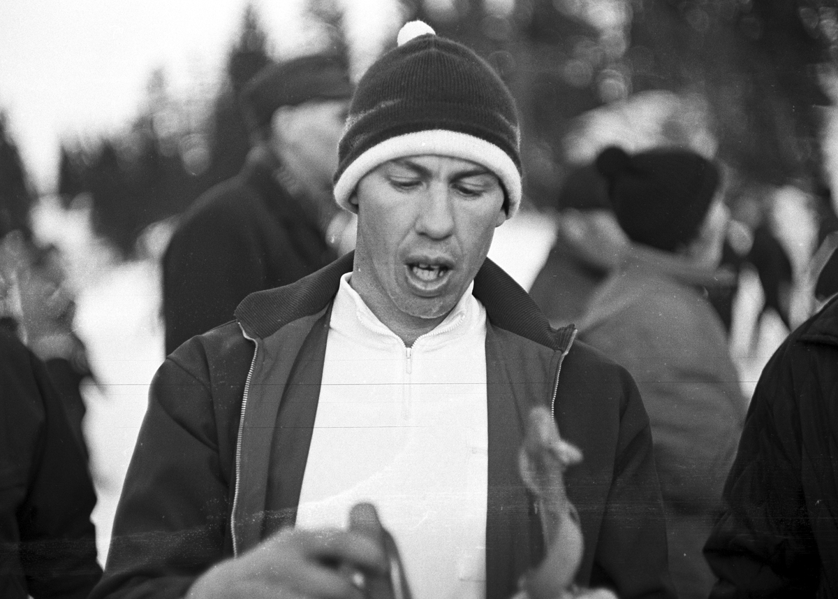 Skiløper i målområdet, Ringkollrennet. Fotografert 13. januar 1964.
