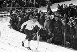 Skiløper Ole Ellefsæter, publikum står langs løypa, 50 km Ho