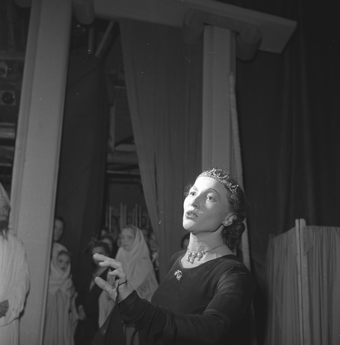 Oppsetningen av operaen "Tryllefløyten" på Edderkoppen. Kvinnelig sangere på scenen. Fotografert 14. november 1953.