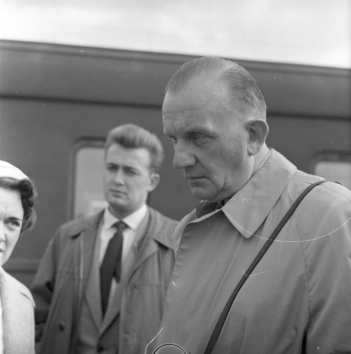 Kvinner og menn fra "Det danske radiokor" på en jernbanestasjon. Fotografert mai 1959