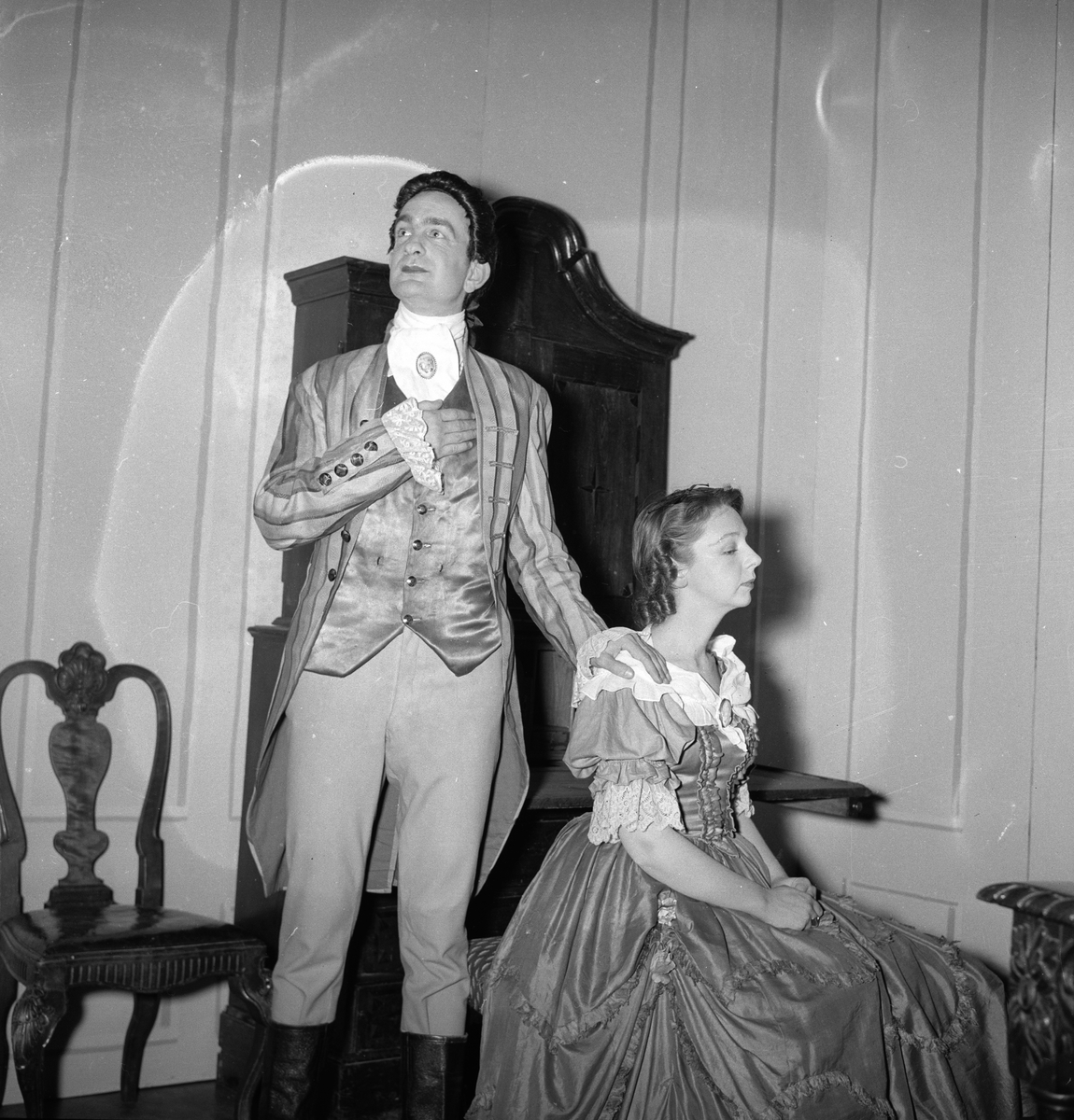 Oppsetning av "Berkeley Square". Skuespillere Edith Ellingsen og Tørres Aadland sammen på scenen. Fotografert 7. november 1955