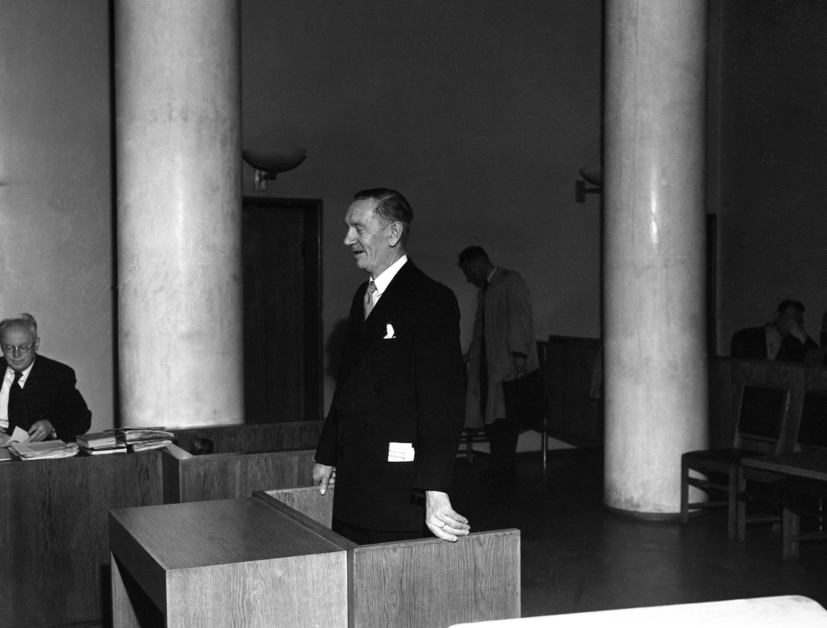 Statsminister Oscar Torp i vitneboksen under rettssaken mot Friheten.