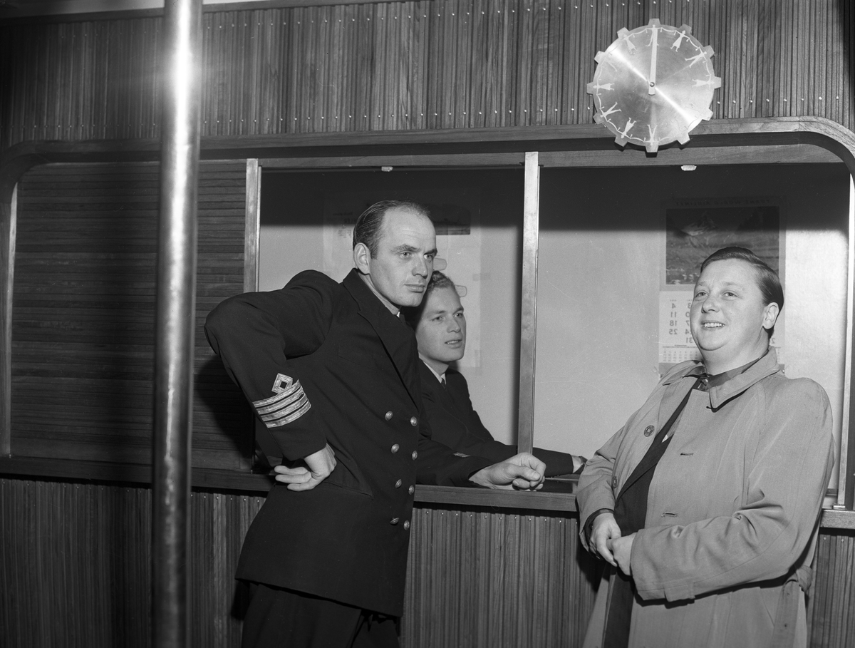 Antatt "MS Cort Adler" blir hotellskip under olympiaden i Oslo i 1952.  Alfhild Hovdan, til høyre, i Reisetrafikkforeningen har leid den inn på ubestemt tid. Skipet har plass til 100 passasjerer.  Antatt kaptein Nilsen til venstre og Hovdan i resepsjonen på skipet.