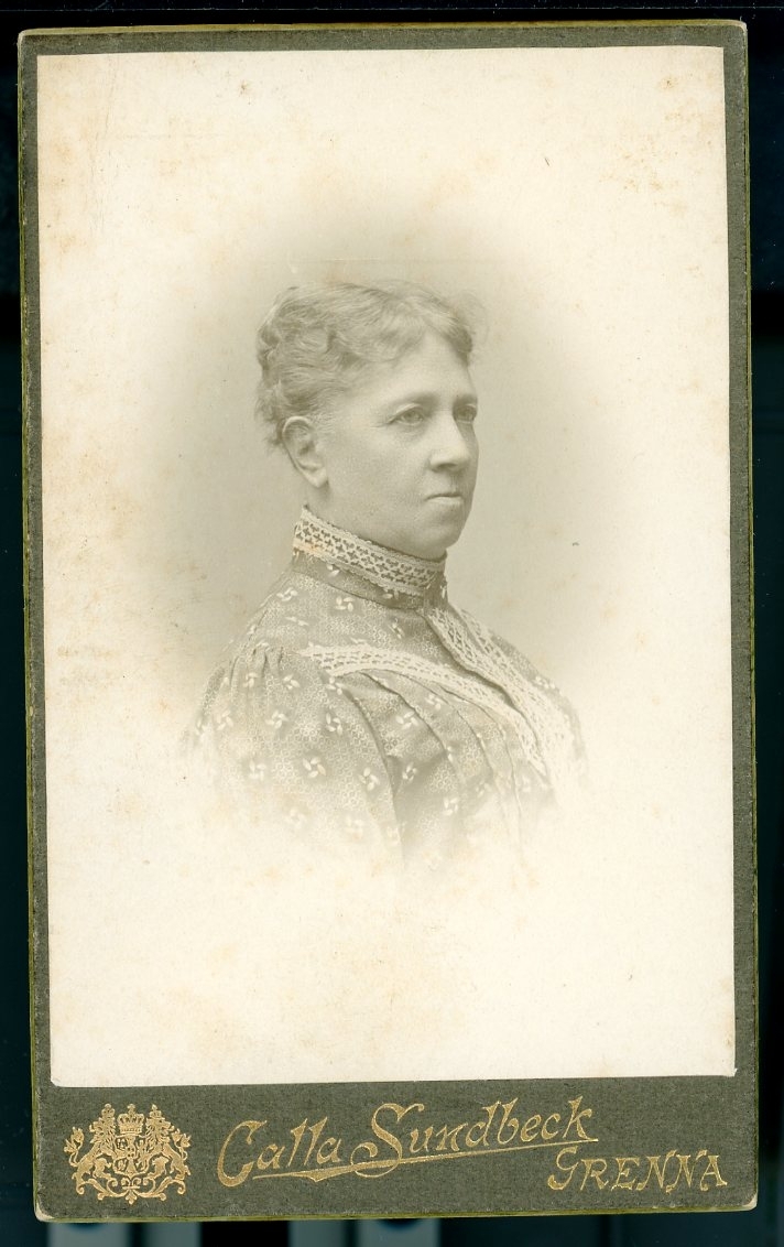 Kabinettsfotograf: Constance Hall i profil.