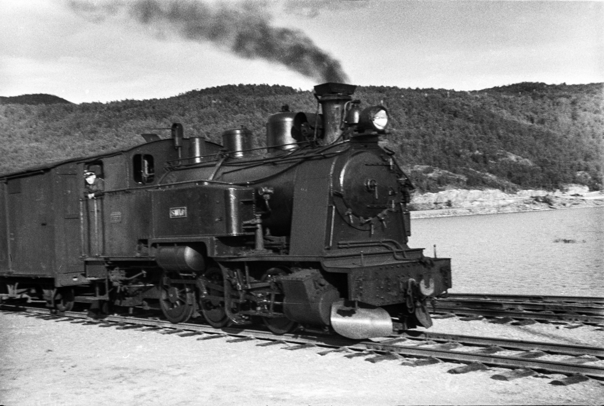 Sulitjelmabanens damplokomotiv SAULO med blandet tog på Finneid stasjon.