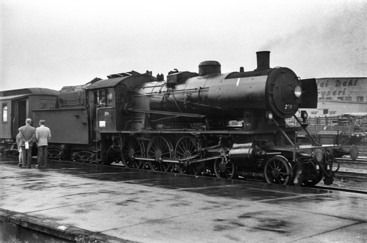 Damplokomotiv type 30a nr. 274 med persontog på Trondheim stasjon.