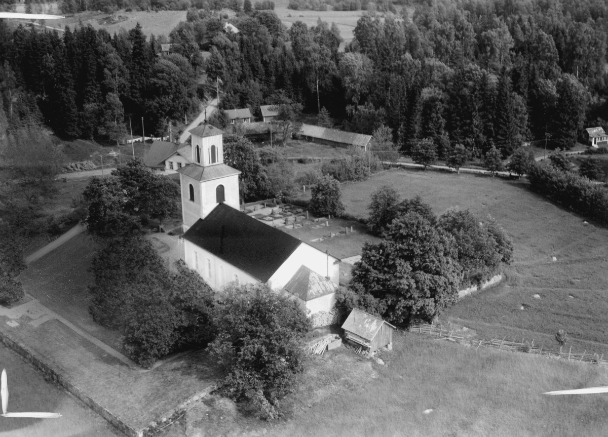Flygfoto över Södra Solberga kyrka i Vetlanda kommun. Nr K 18.