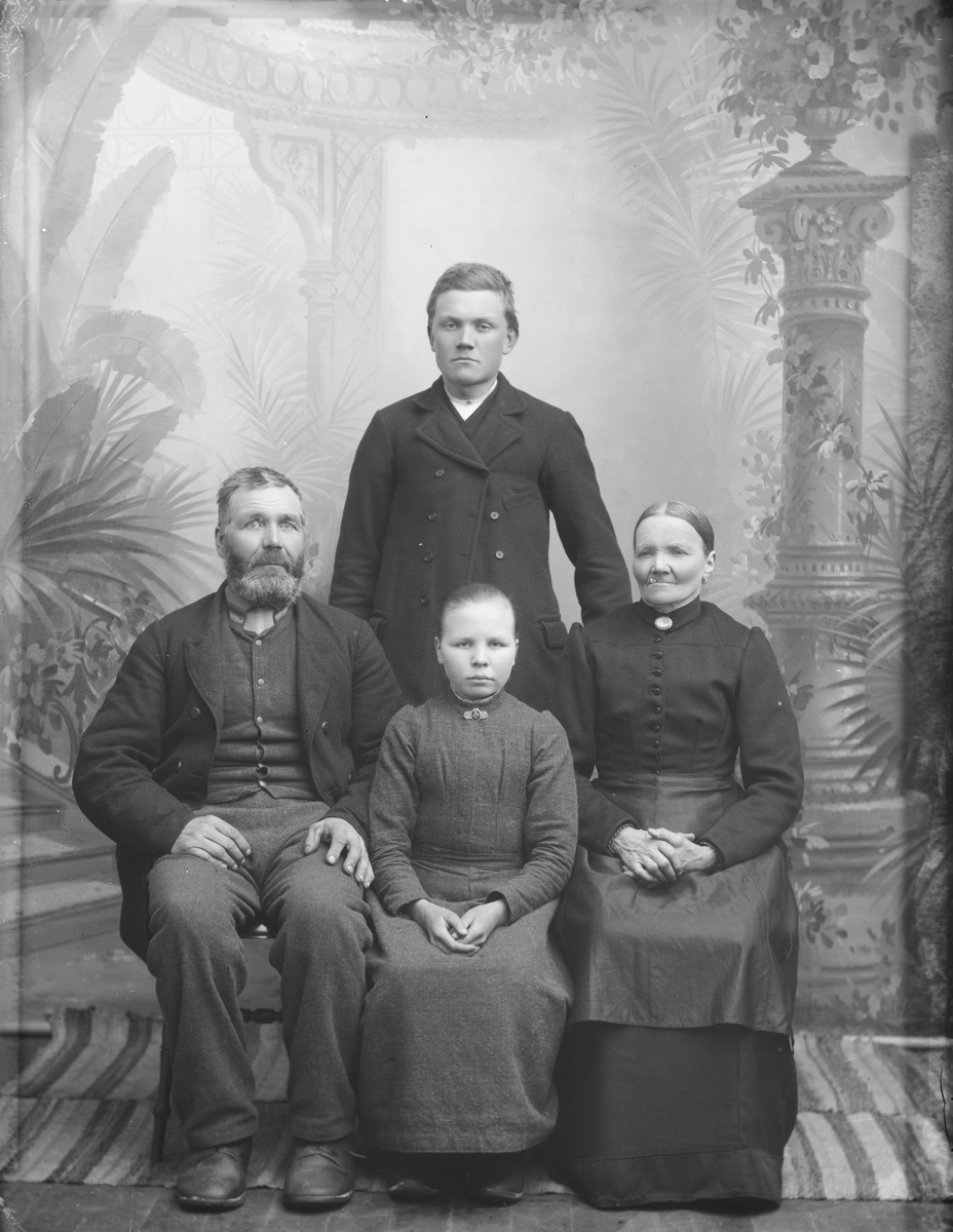 Ole Erlandsen Barrustmoen, født 1844 med kona Beret Engebretsdatter, født 1838 og barna Engebret, født 1872 og Karen født 1882.