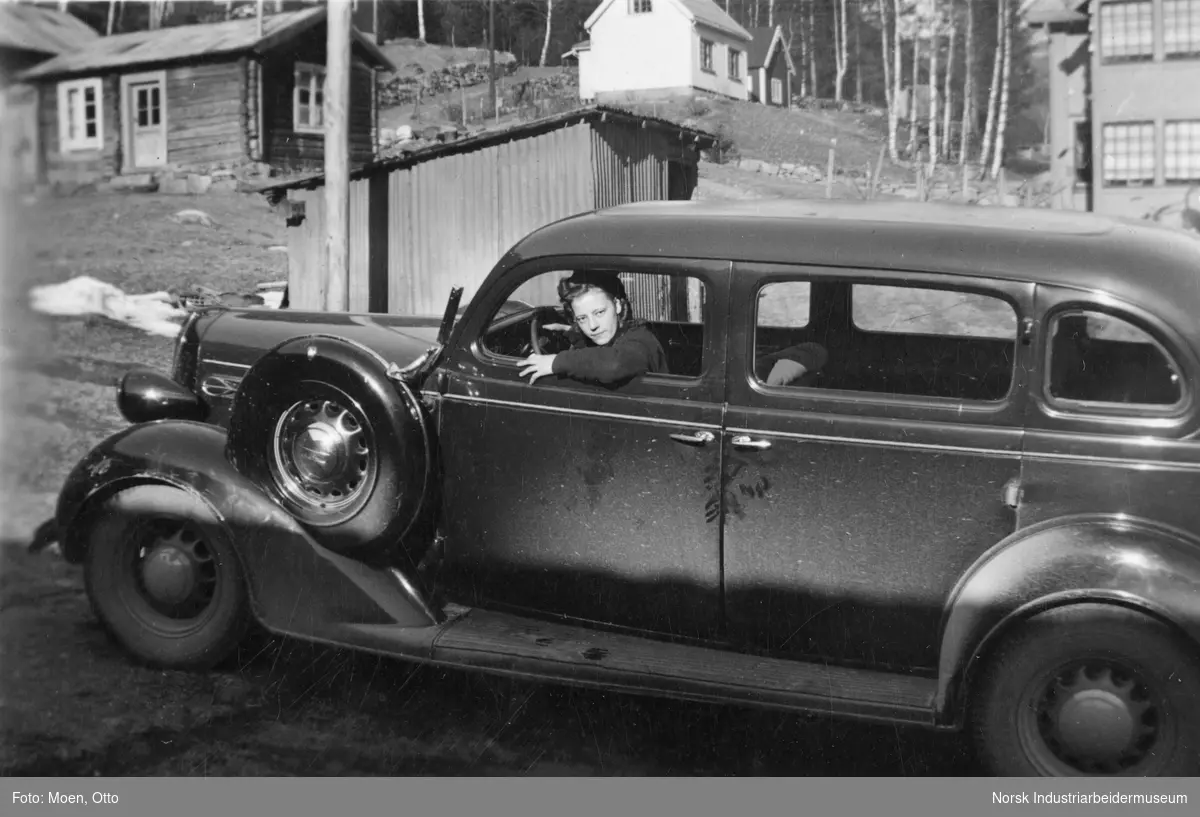 Tone Øverland som sjåfør i drosje, Plymouth 1936 modell 7-seter..