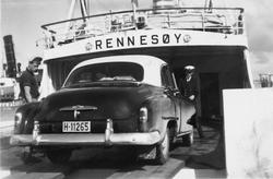 Bil ombord på båten Rennesøy. Familien Øverland på ferietur 