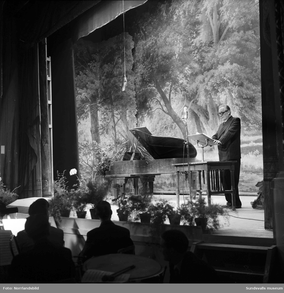 Soare på Sundsvalls teater i samband med Norrlandsförbundets årsmöte 1953.