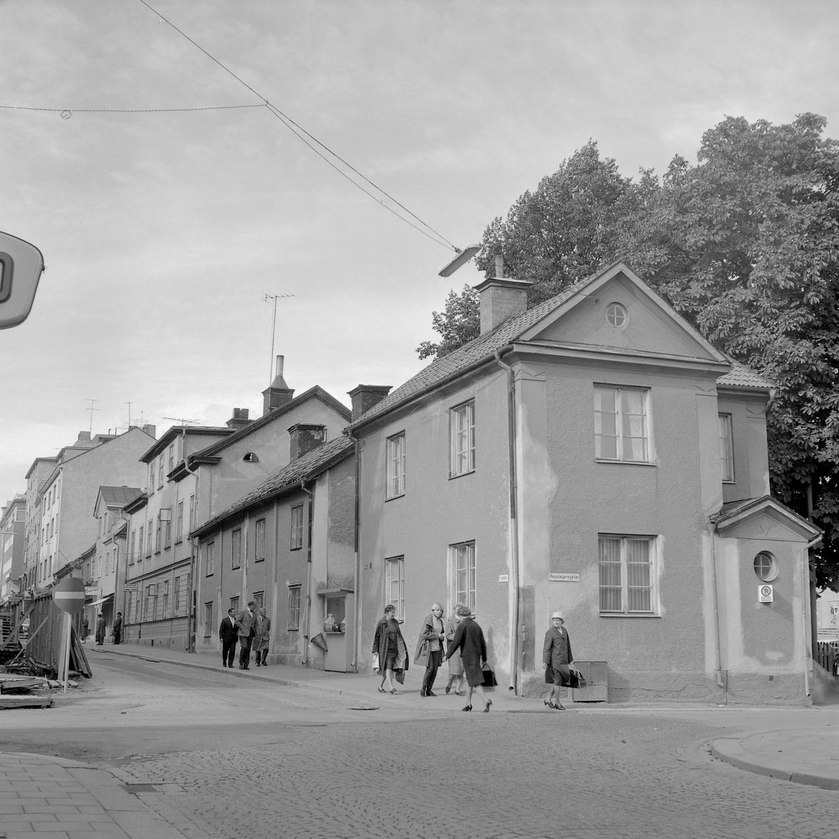 Del av Nygatan i Linköping. Vy västerut mot gatans skärning med Repslagaregatan. Området är under förändring och kommer inom kort att omdanas i än högre grad. Till vänster skymtar byggarbetsplatsen för ett stort Domus-varuhus. Byggnaderna till höger, Nygatan 15 och högre, kommer att rivas för att skapa yta för Gyllentorget.