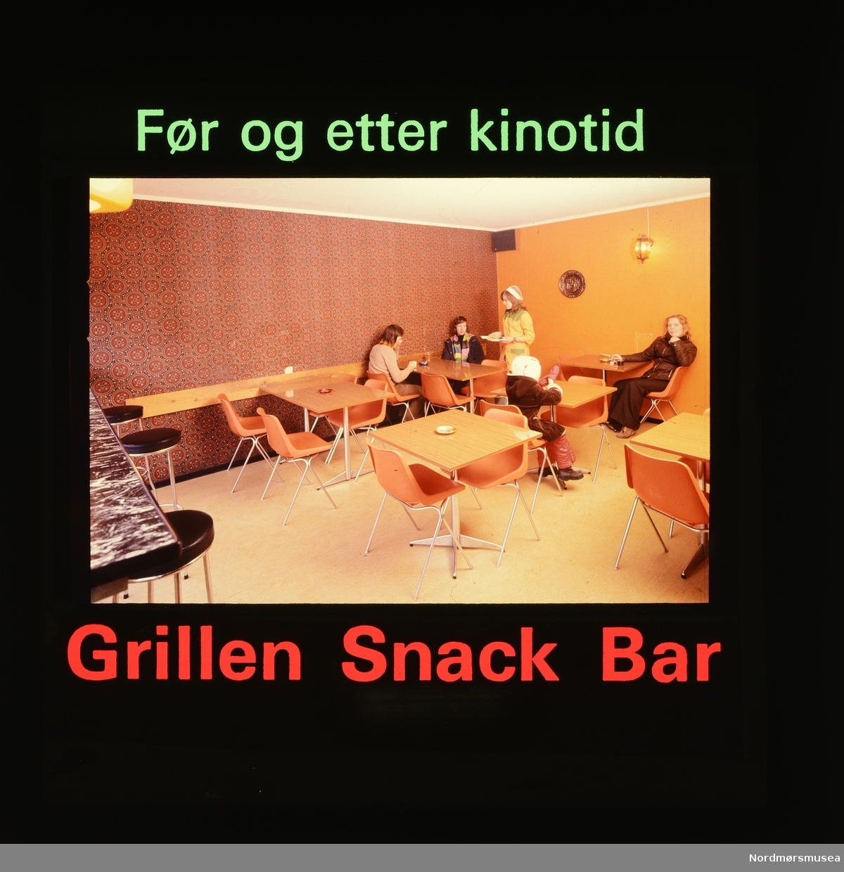 "Før og etter kinotid. Grillen Snack Bar" Fra en samling med kinoreklame i Kristiansund. Giver er Erling Sæther. Fra Nordmøre museums fotosamlinger.