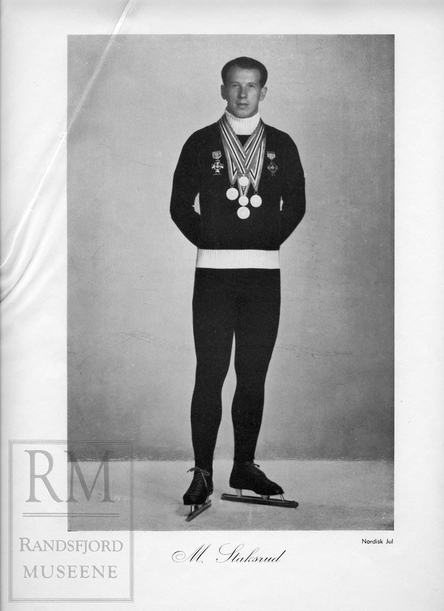 Portrett, helfigur med skøyter og medaljer, av skøyteløper Michael Staksrud.