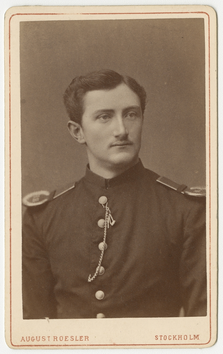 Porträtt av Per Adolf Emil Mohlin vid Krigsskolan Karlberg.

Se även bild AMA.0005550 och AMA.0021742.