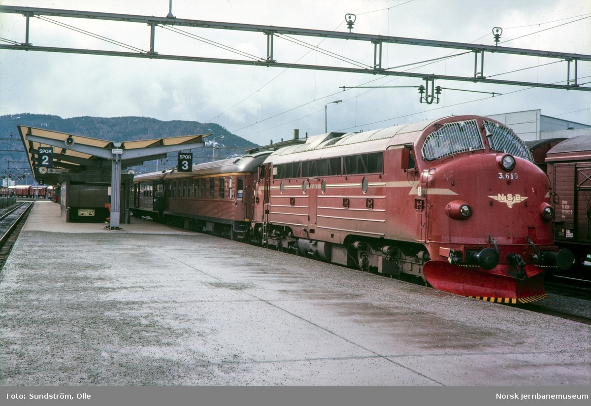 Diesellokomotiv type Di 3 nr. 619 med persontog 423 til Stockholm på Trondheim stasjon.
