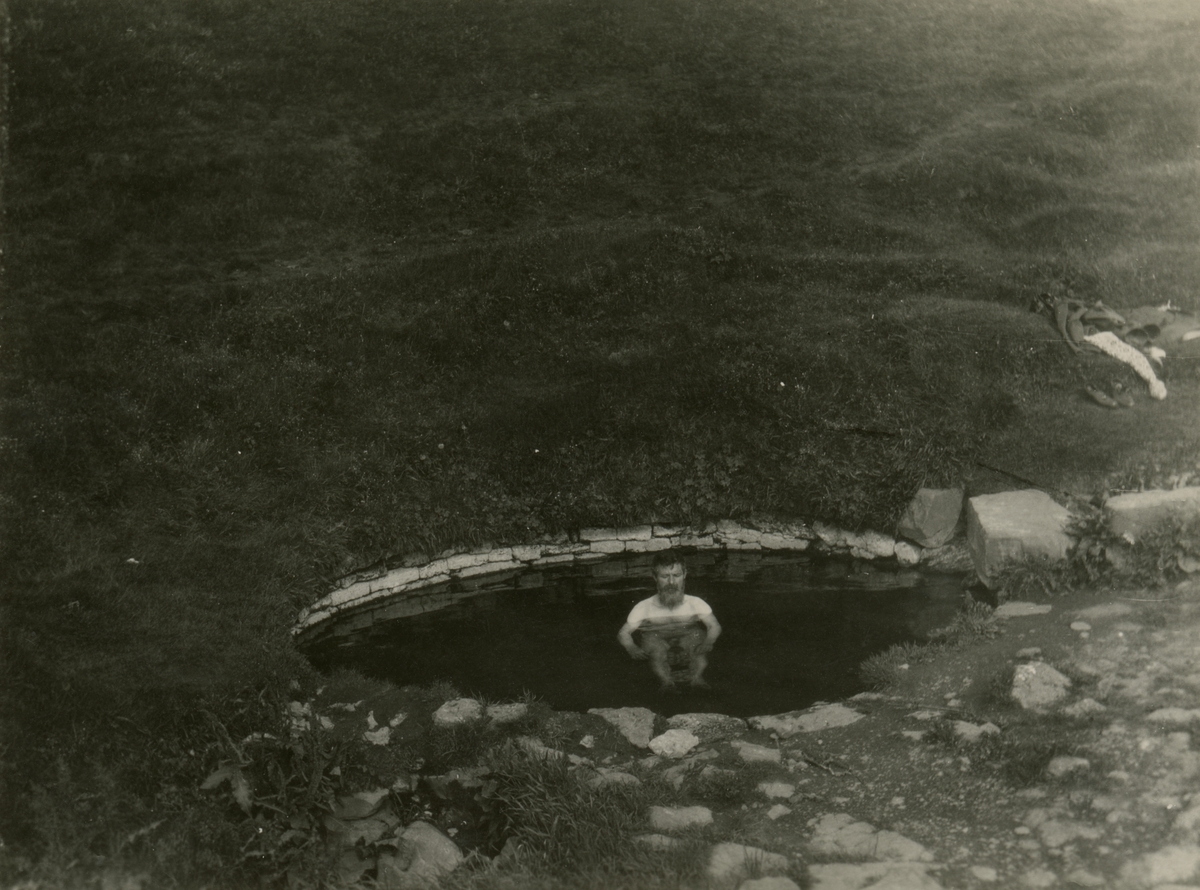 Portrett av Ingvald Skjeldrup som tar seg et bad i en liten kulp.