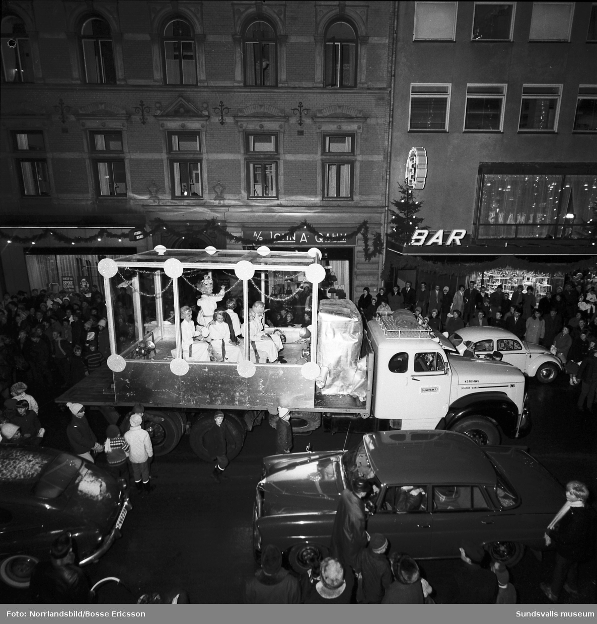 Luciakortege på lastbilsflak 1963 på Storgatan.