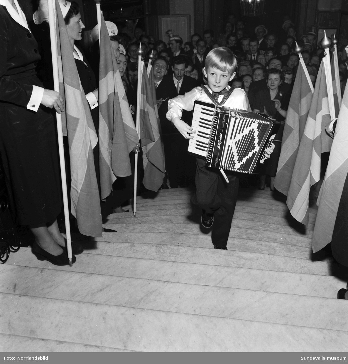Nyårsfirande på Knaust 1952 med massor av festglada människor och nyårsritualen i trappan.
