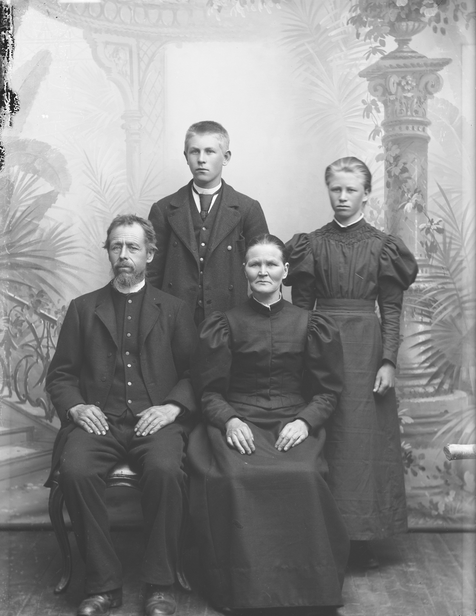 Amund Pedersen Odden, f 1840 i Nord-Fron med familie.