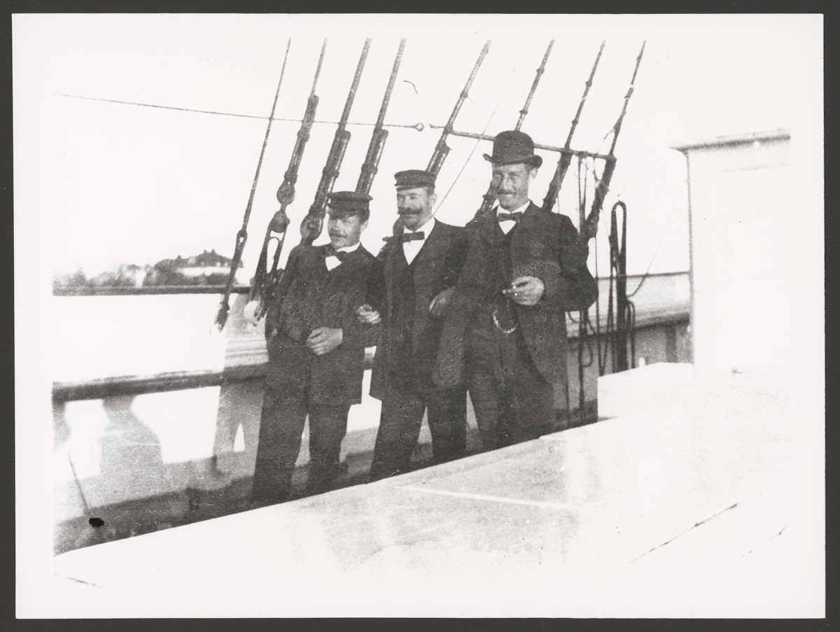 Porträtt av tre deltagare av denSvensk-ryska gradmätningsexpeditionen ombord på kanonbåten Svensksund.