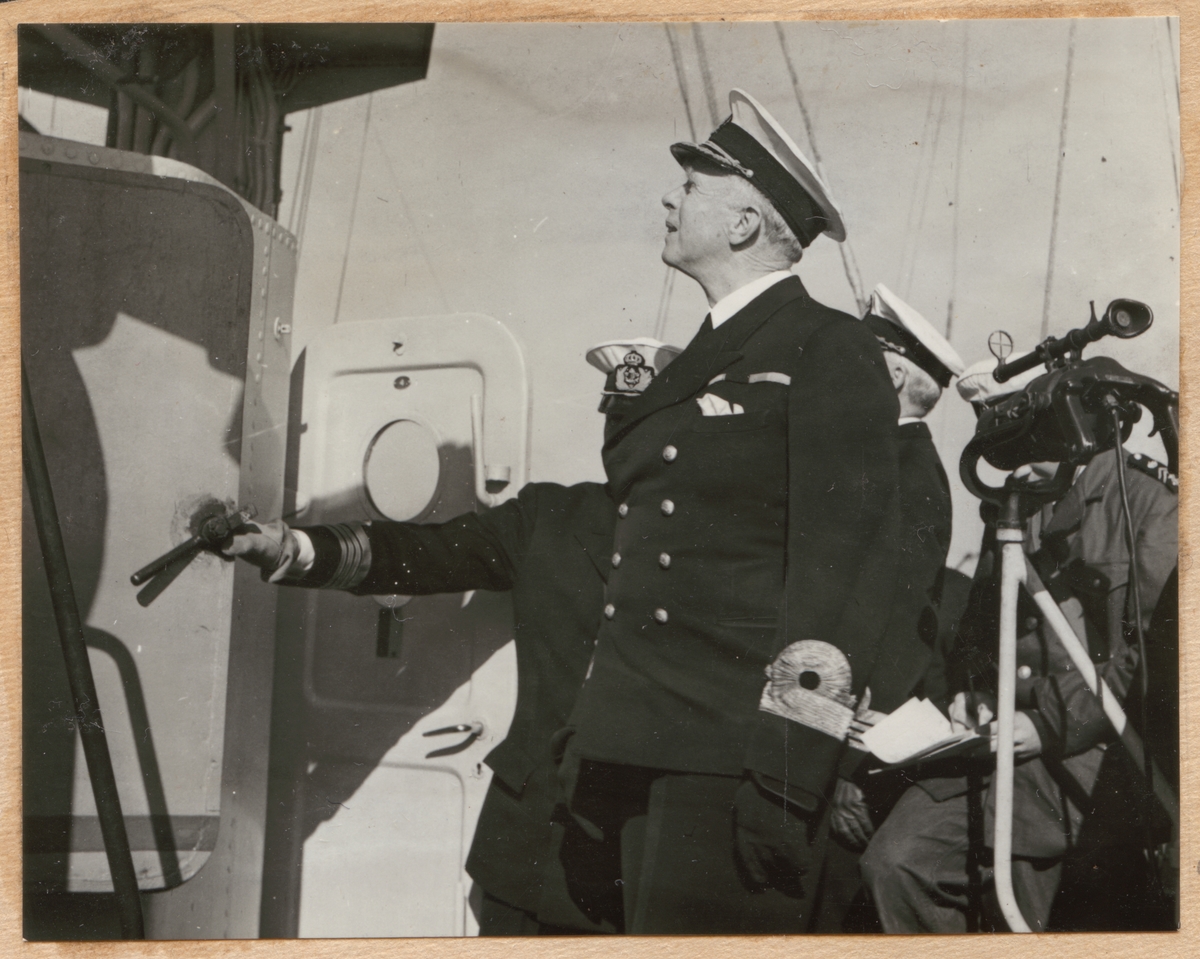 Chefen för marinen viceamiral Strömbeck inspekterar Fylgia.