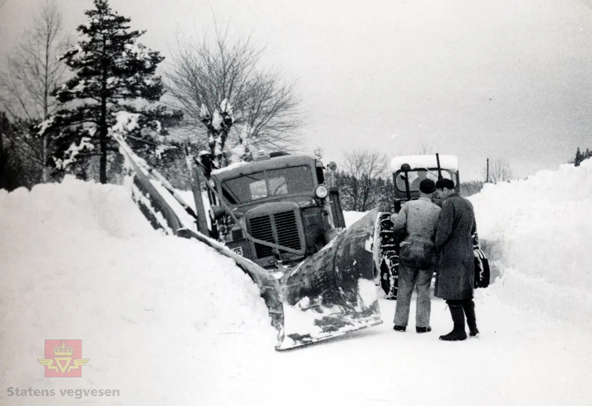 Trolig en FWD lastebil, og bildet er trolig tatt på Sørlandske Hovedvei i området rundt Gjerstad, ca 1952. Fotografen Chr. F. Petersen satt bak rattet på en av tankbilene sine på veg til Kristiansand Margarinfarikk.