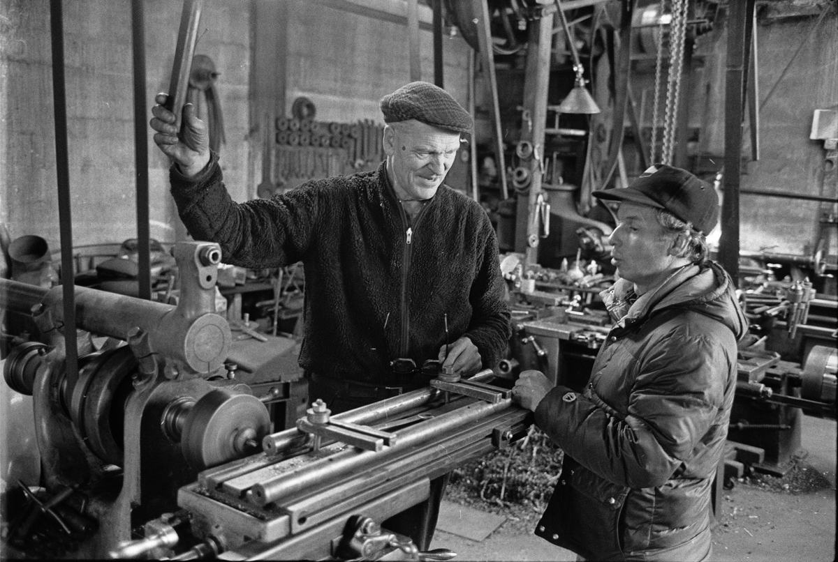 Fabrikör Karl-Gustav Johansson diskuterar ett beställningsarbete med ingenjör Olle Eriksson, Enköpings Kvarnstensfabrik, Bangårdsgatan 13, Enköping, Uppland 1984