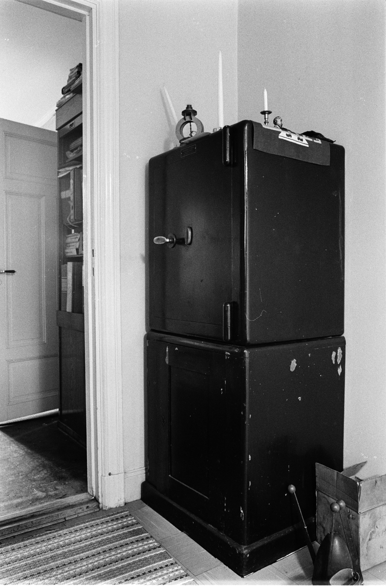 Kassaskåp i tamburen, övre våningen, Enköpings Kvarnstensfabrik, Bangårdsgatan 13, Enköping, Uppland 1984