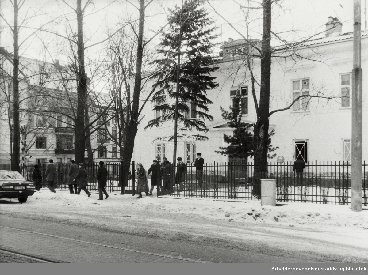 Drammensveien ved Sovjets ambassade. Januar 1994