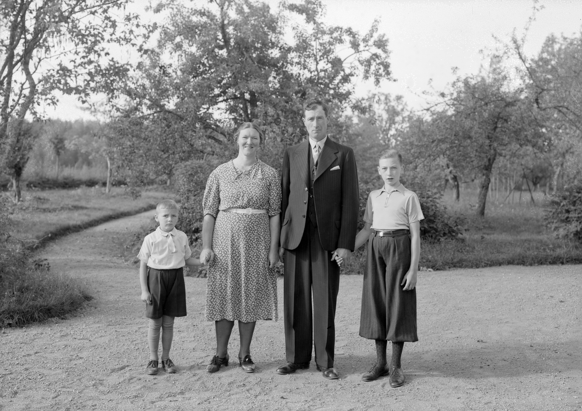 Makarna Andersson i Idhult med sina bägge söner. Att tiden är det sena 1930-talet talar inte bara sönernas  födelseår, utan även grabbarnas tidstypiska kläder.