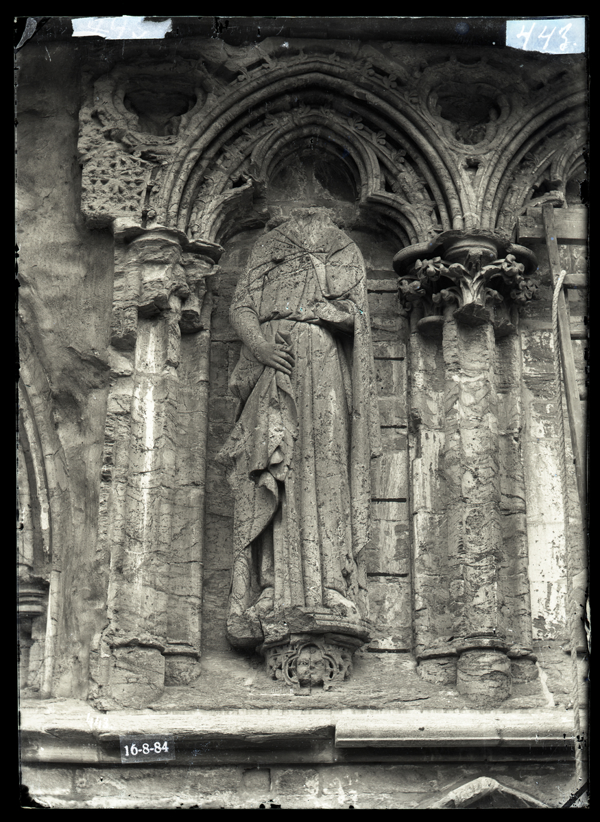 Arkadebue på Nidarosdomens vestfront. Gotisk skulptur som trolig har forestilt apostelen Jakob.