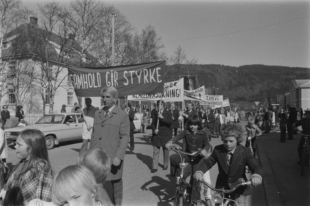 1.Mai i Mosjøen. Demonstrasjonstog kommer nedover Fearnleysgt. Stiftsgården Fearnleysgt.16 til venstre.