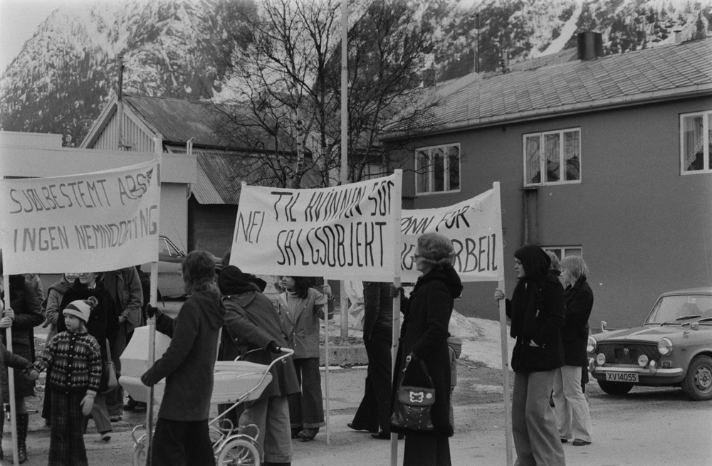 Kvinnedagen 8.Mars 1975. På torget, demonstrasjon. Abort. Baadstøhuset i bakgrunnen.