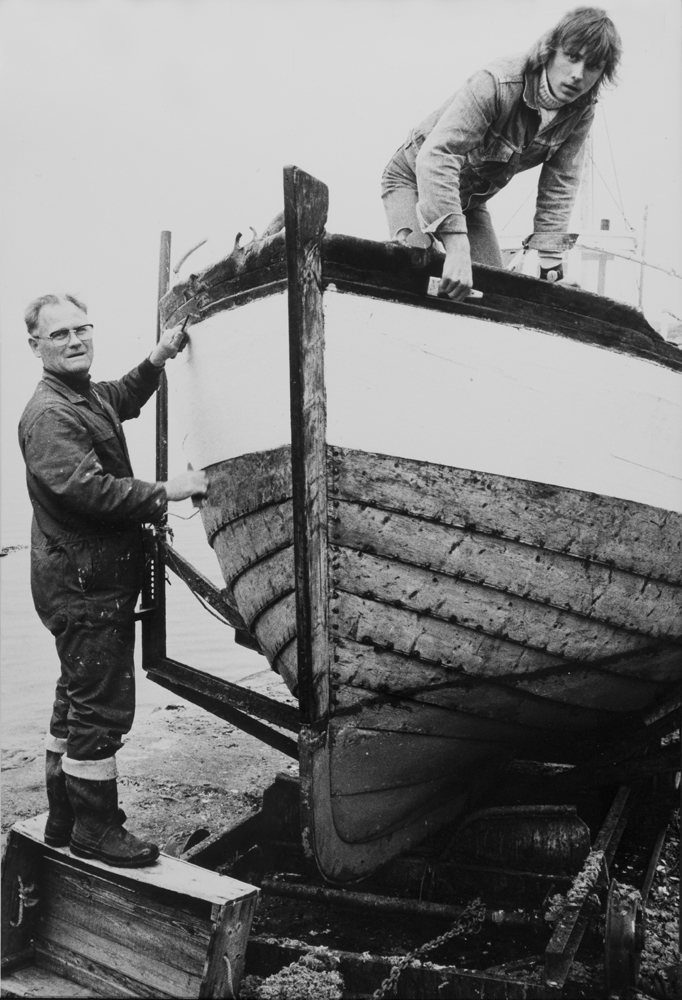 Helgeland Arbeiderblads sommerredaksjon på Vega.
Anders Johansen og sønnen Geir driver båtpuss.
