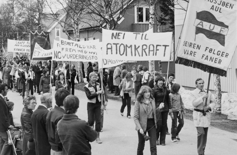 1.Mai i Mosjøen, fra Kirkegata. Bannere med slagord.