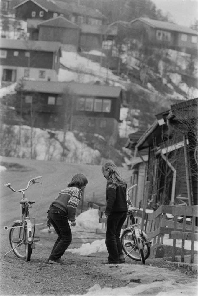 Barn som hopper strikk på  Hals. Vi ser en del av bebyggelsen rundt.
Foto:Ragnar (Til Bygg og bo)