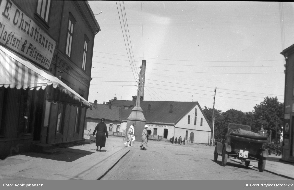 Byprospekt. Hønefoss. St.Olavsgate ned mot Søndre Torg. E. Christiansen slakteri og pølsemaker, Hønefoss bryggeri