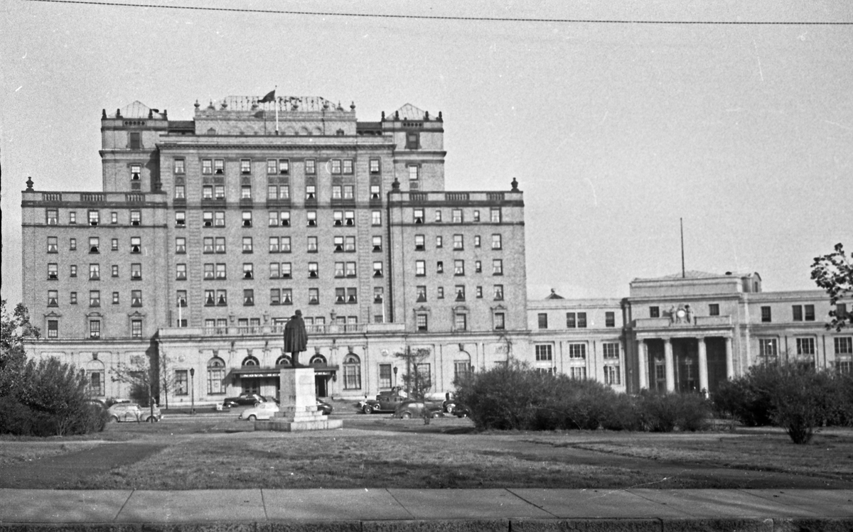 Nova Scotia Hotel i Halifax. Stor og imponerende bygning. Statue og parkanlegg i forgrunnen.