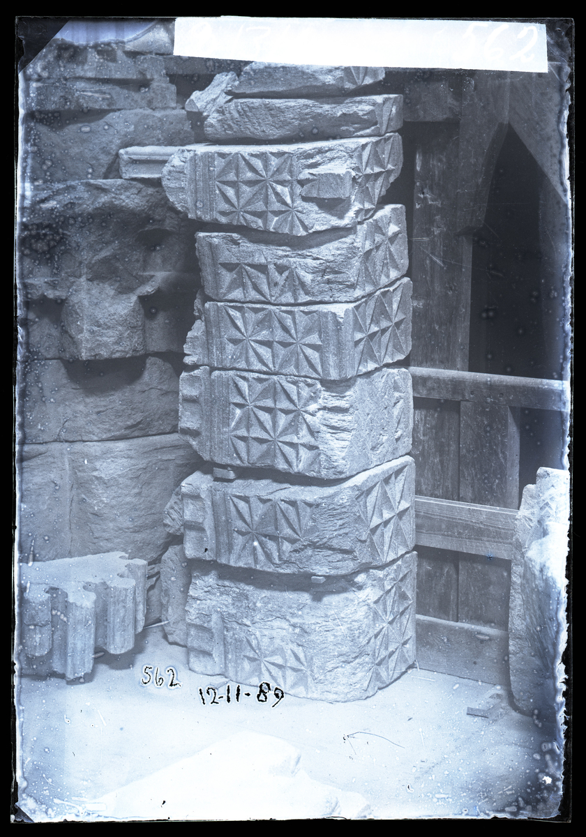 Fragmenter av bue funnet i Nidarosdomen. Romansk arkitektur, med karveskurdornament (sunken stars).