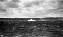Torpedojager. Kystlandskapet ved Halifax i bakgrunnen. Suder