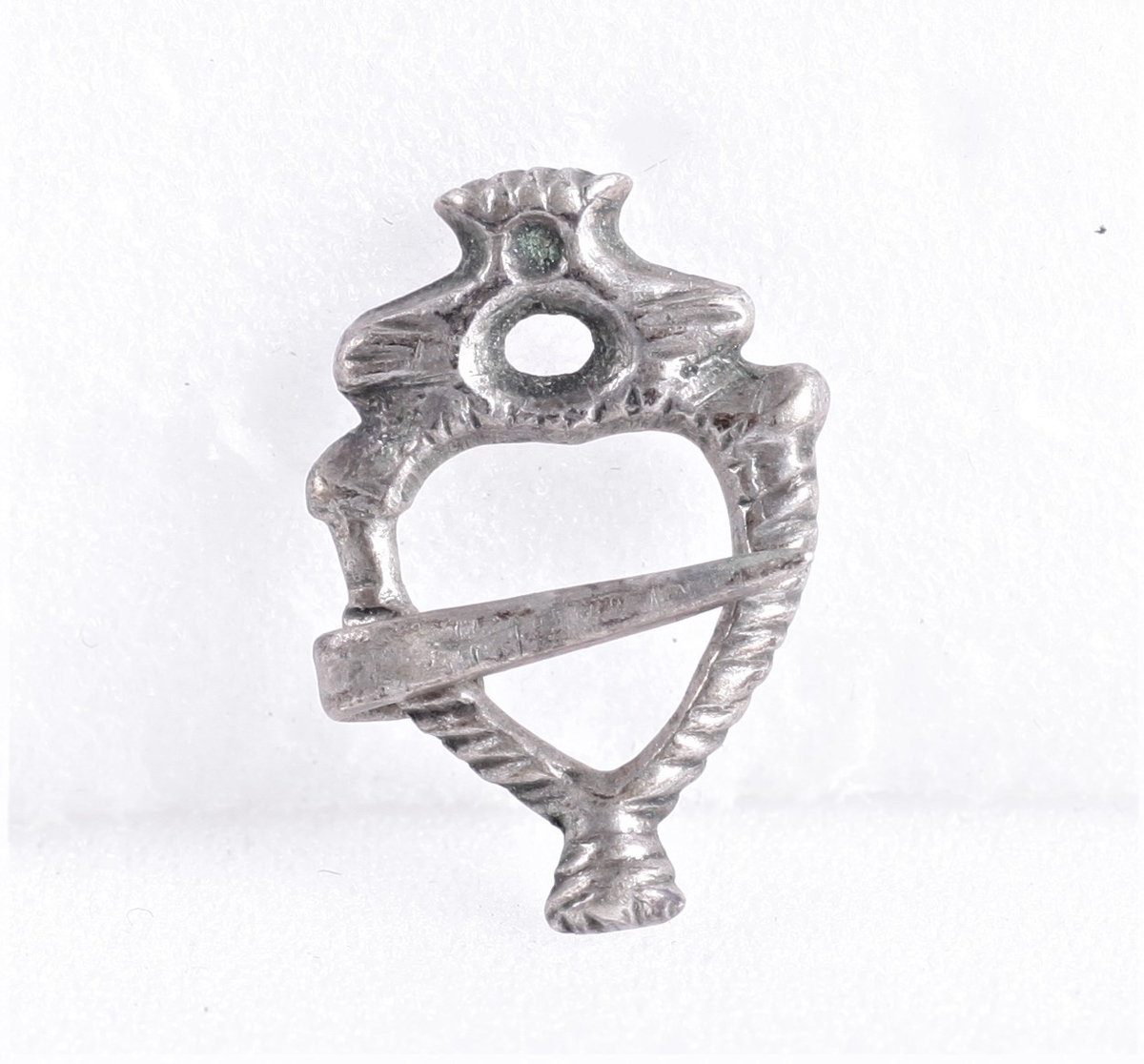 Tre små spenner eller spretter, a) hjerteformet sølv, b) hjerteformet messing, c) ringformet sølv.