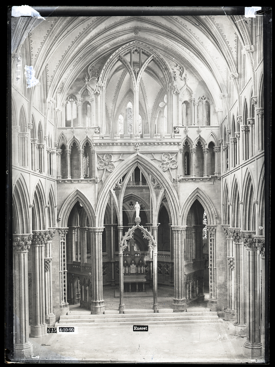 Koret i Nidarosdomen etter restaurering. Sett mot øst, korbuen og oktogonen midt i bildet, høyalteret synlig inne i oktogonen. Gotisk arkitektur. Paul Bøes Kristus-statue plassert i korbuen.
