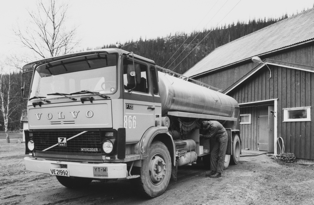 Melkebilen henter melk på Fridheim 1985