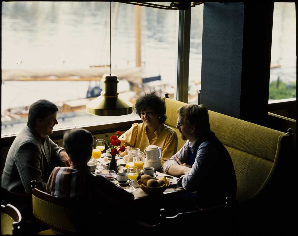 To kvinner og to menn spiser frokost på Hotel Maritim i Haugesund. En seilbåt ligger i bakgrunnen.