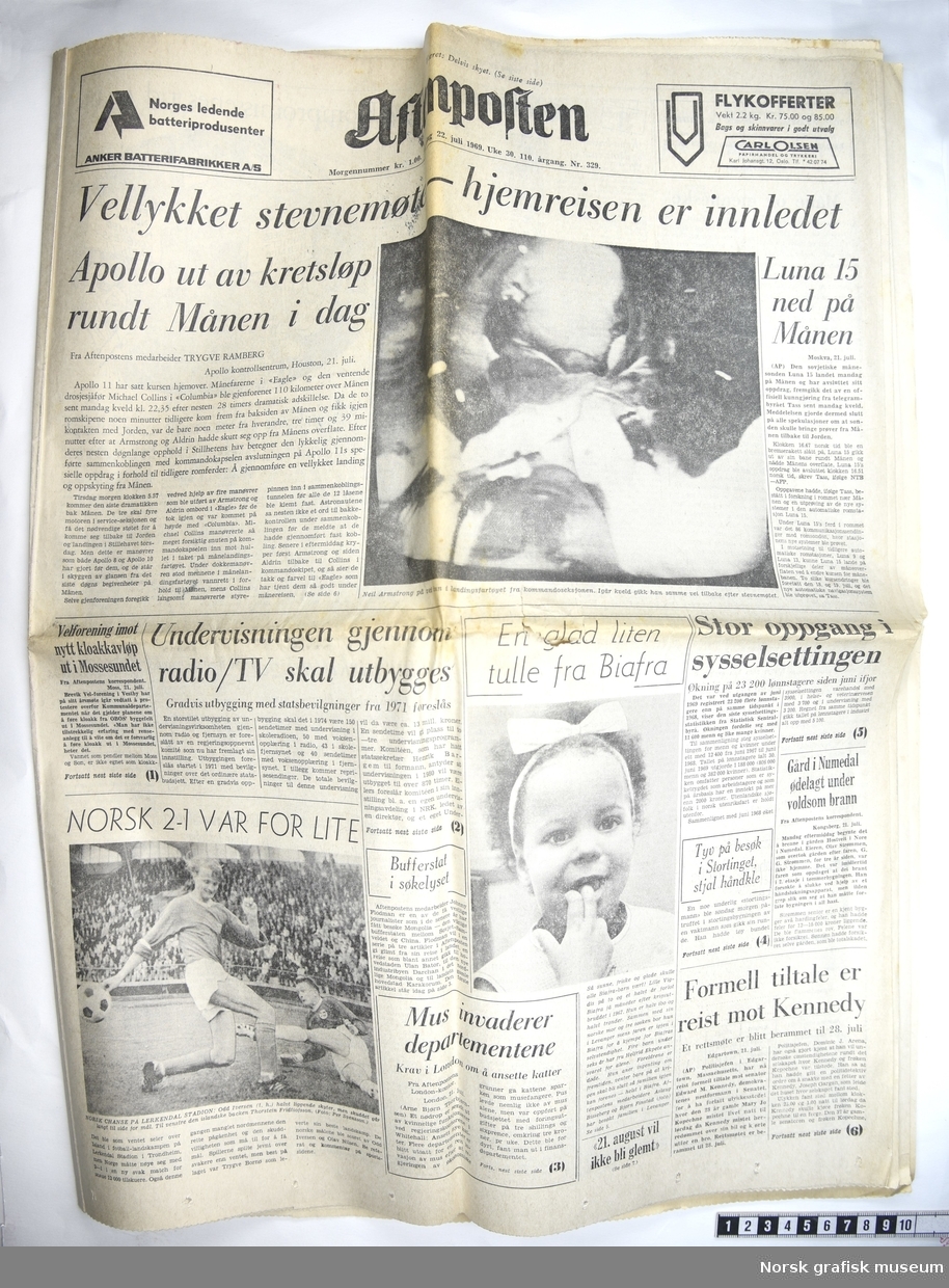 En samling med forskjellige avispapirer: Stavanger Avis, 1ste mai, VG, Merkur, Stavangeren, Aftenposten og Morgenbladet.