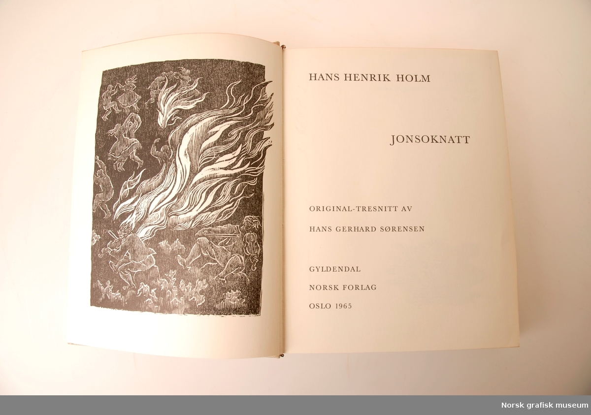 Boken Jonsoknatt, første bind i Norsk Folkeepos, av Hans Henrik Holm. Denne utgaven har tresnitt av Hans Gerhard Sørensen.