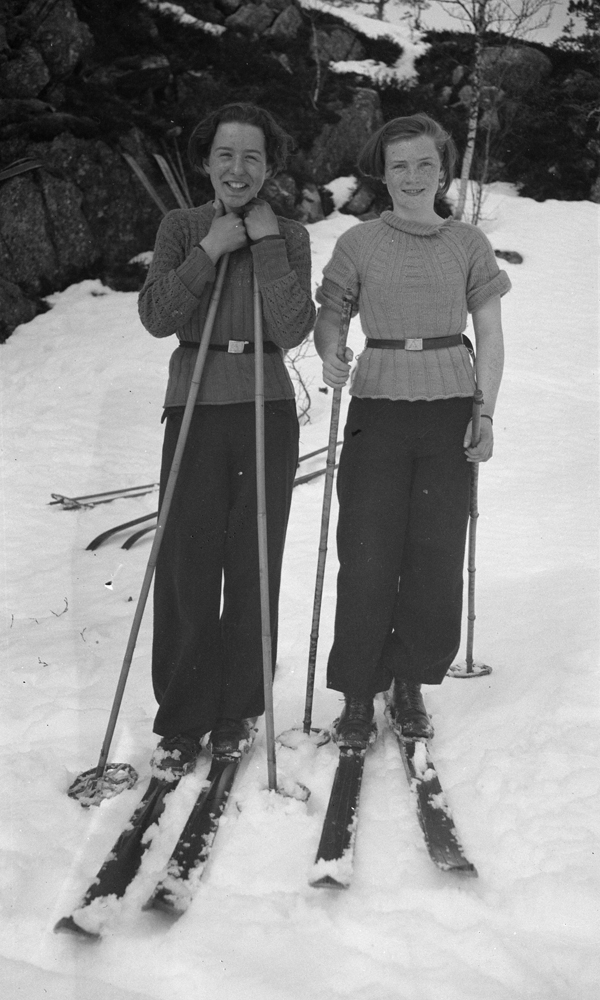 To unge damer på ski.