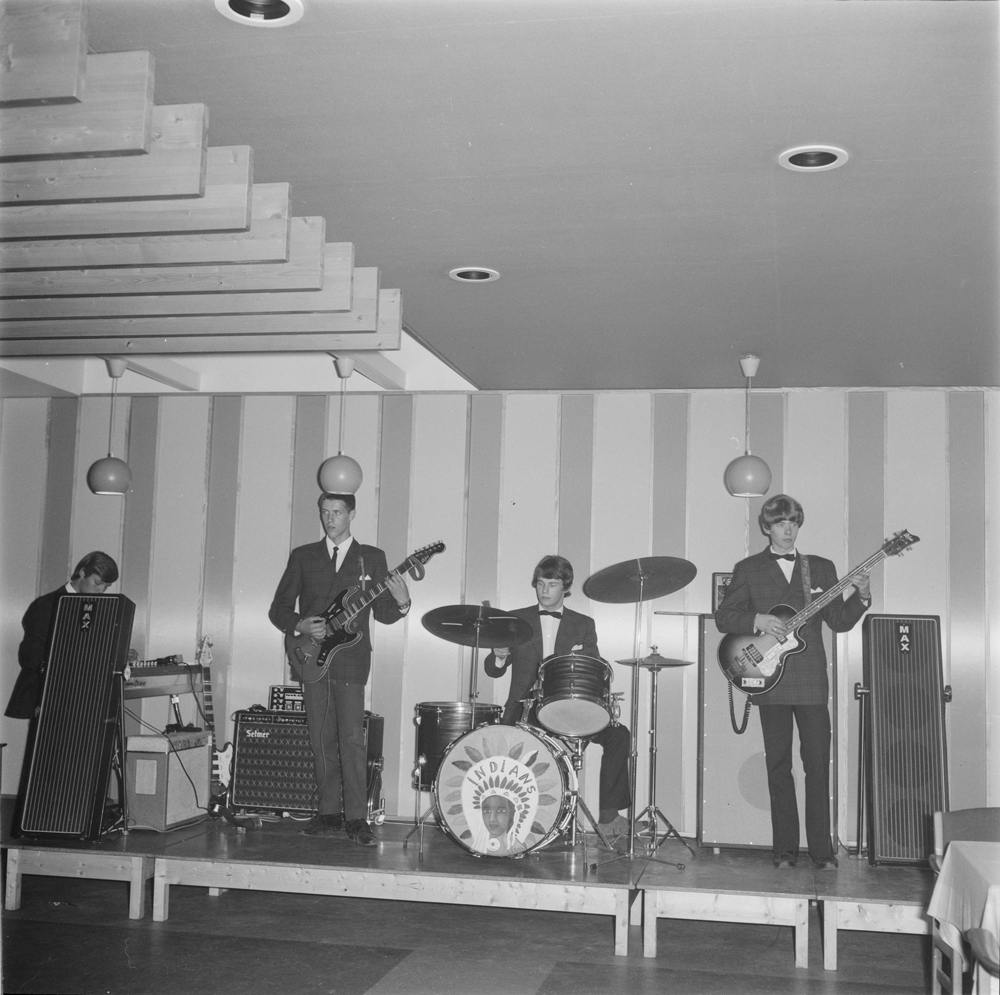 Poporkesteret Indians spiller på kafeen Hjørnet, som lå i Fru Haugans hotell. Fra venstre Arnt Forsmo, Anders Ludvigsen, Tore Lading og Eilif Tovås.