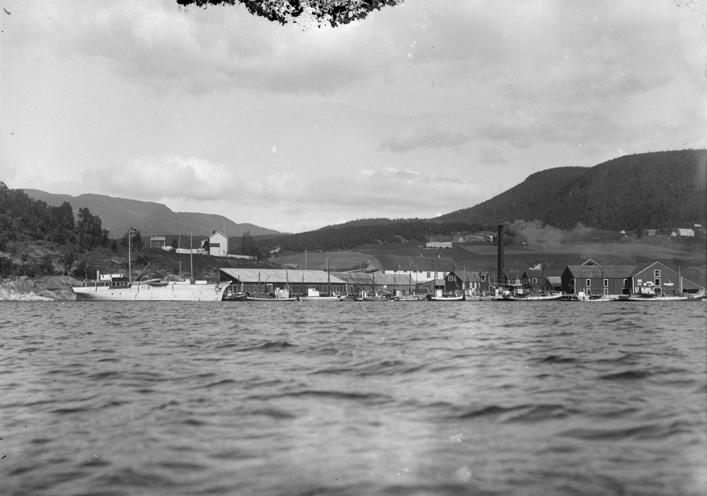 Halsøykaiet med Nesbruket sett fra fjorden. Mange forskjellige båter ...